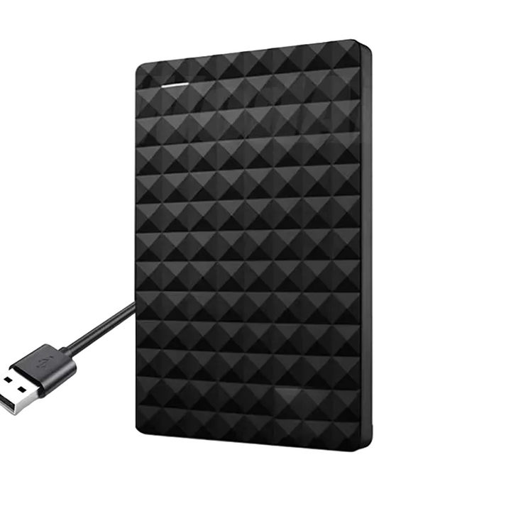 Fekete, rombuszmintás külső merevlemez felülnézetből, az oldalához csatlakoztatott USB-kábellel és dugóval 1