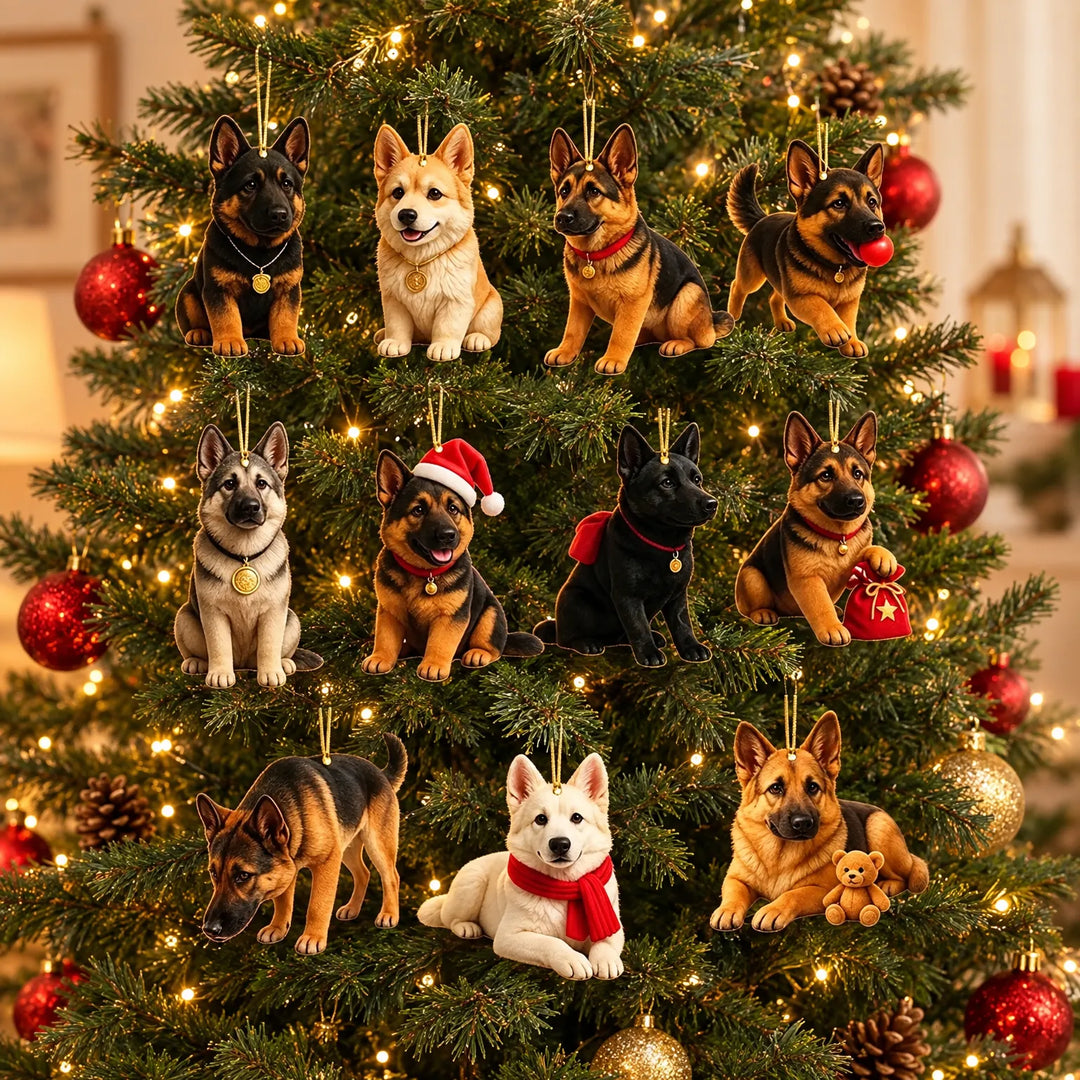 Különböző pózú, kutyafigurás díszek aranyszínű akasztóval egy kivilágított karácsonyfán, piros gömbök és fények között. 1