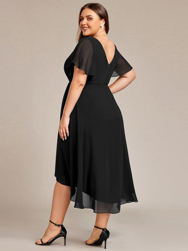 Fekete ruha plus size modellen hátulról, V-alakú hátkivágással, cipzárral és áttetsző fodros ujjakkal. 27
