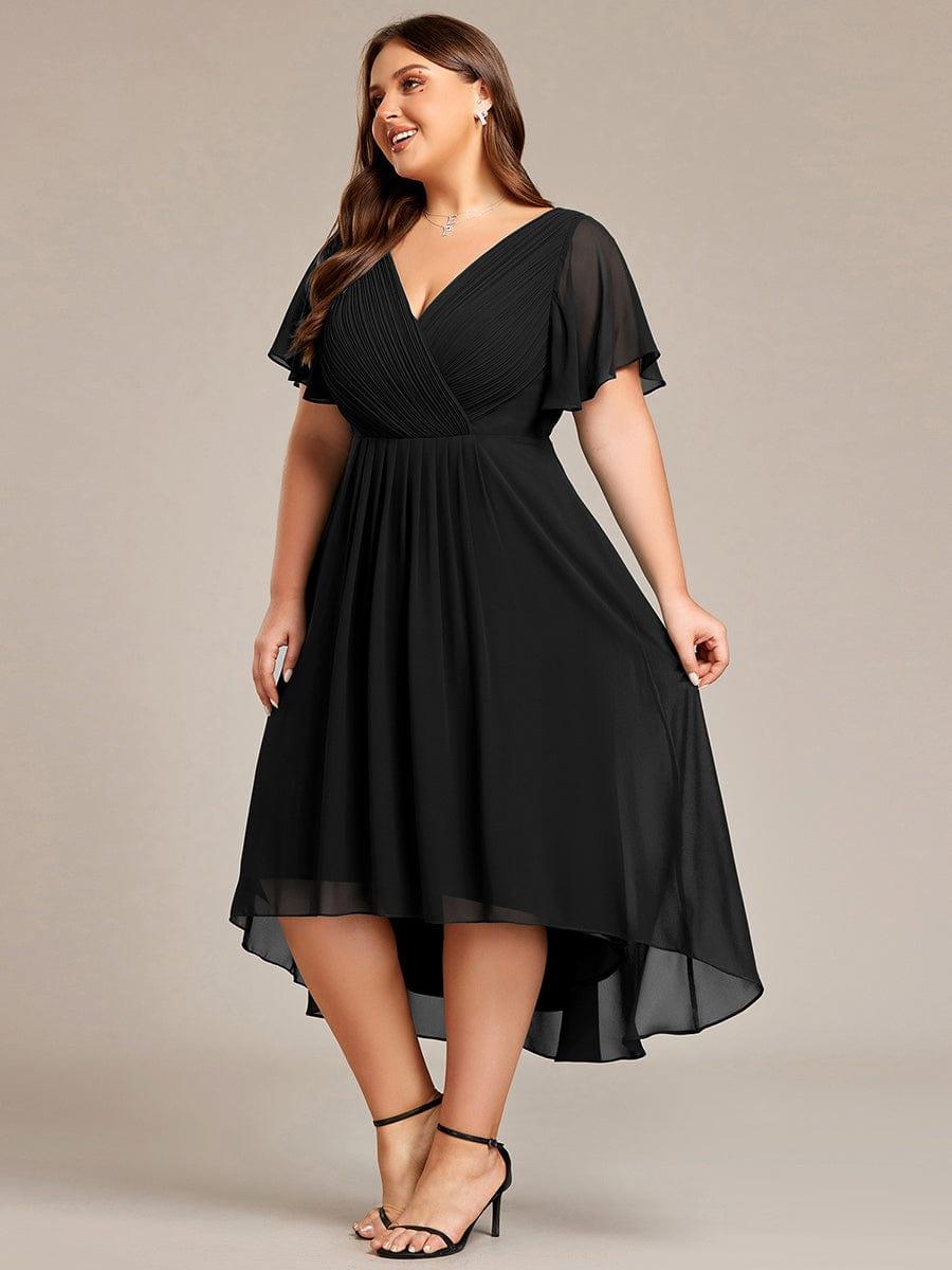 Fekete ruha plus size modellen oldalnézetből, a lengő, áttetsző szegély hosszabb hátul és rövidebb elöl. 29