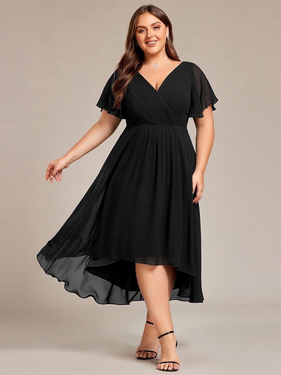 Fekete, plus size modellen viselt ruha elölről, lengő, magas-alacsony szoknyával és fodros ujjakkal. 26