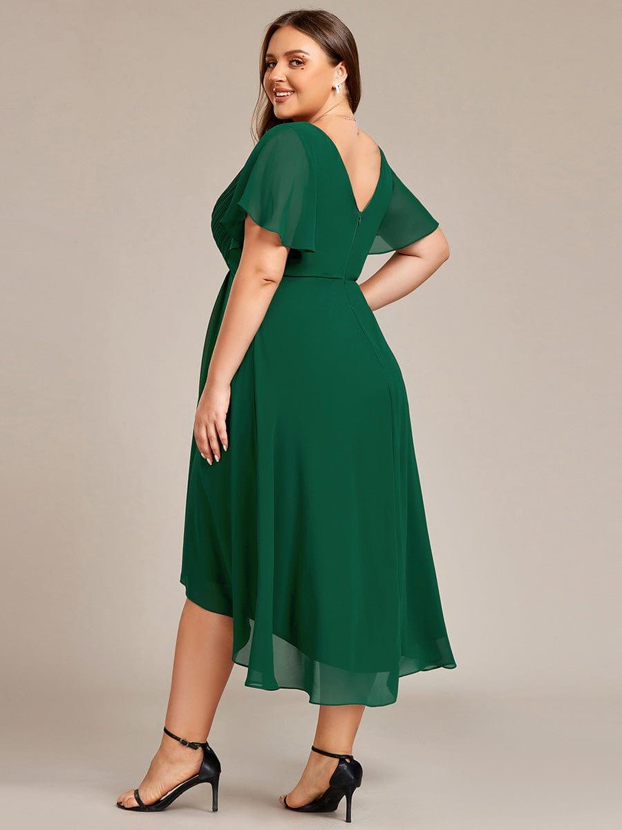 Sötétzöld ruha plus size modellen hátulról, V-alakú hátkivágással, cipzárral és áttetsző fodros ujjakkal. 37