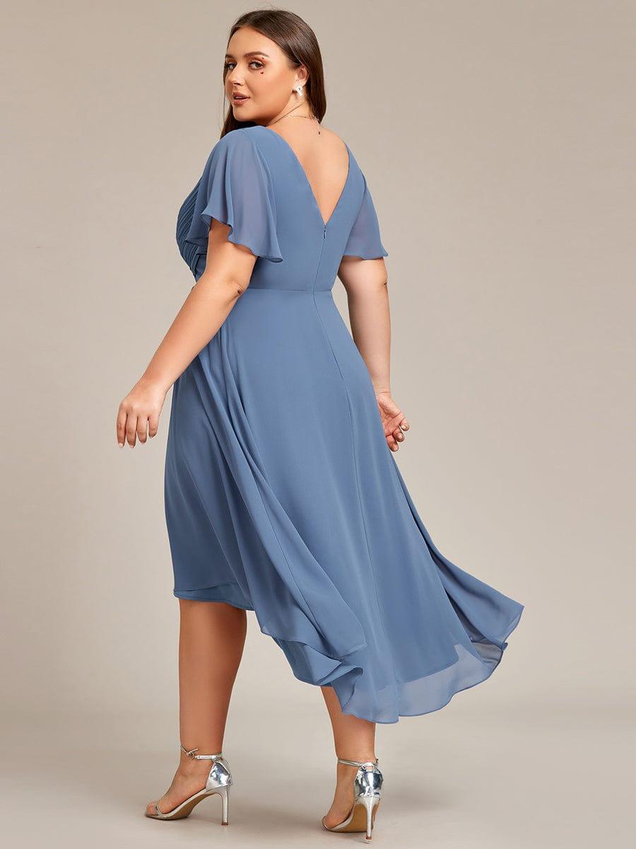 Hátulnézet porkék ruháról: mély V-alakú hátkivágás, cipzár, lebegő fodros ujjak és aszimmetrikus szegély, plus size modellen. 42