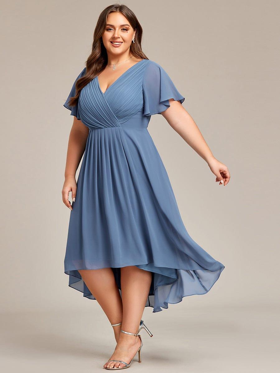 Porkék ruha oldalról, plus size modellen, aki forog, így a magas-alacsony szegély szépen kirepül. 45