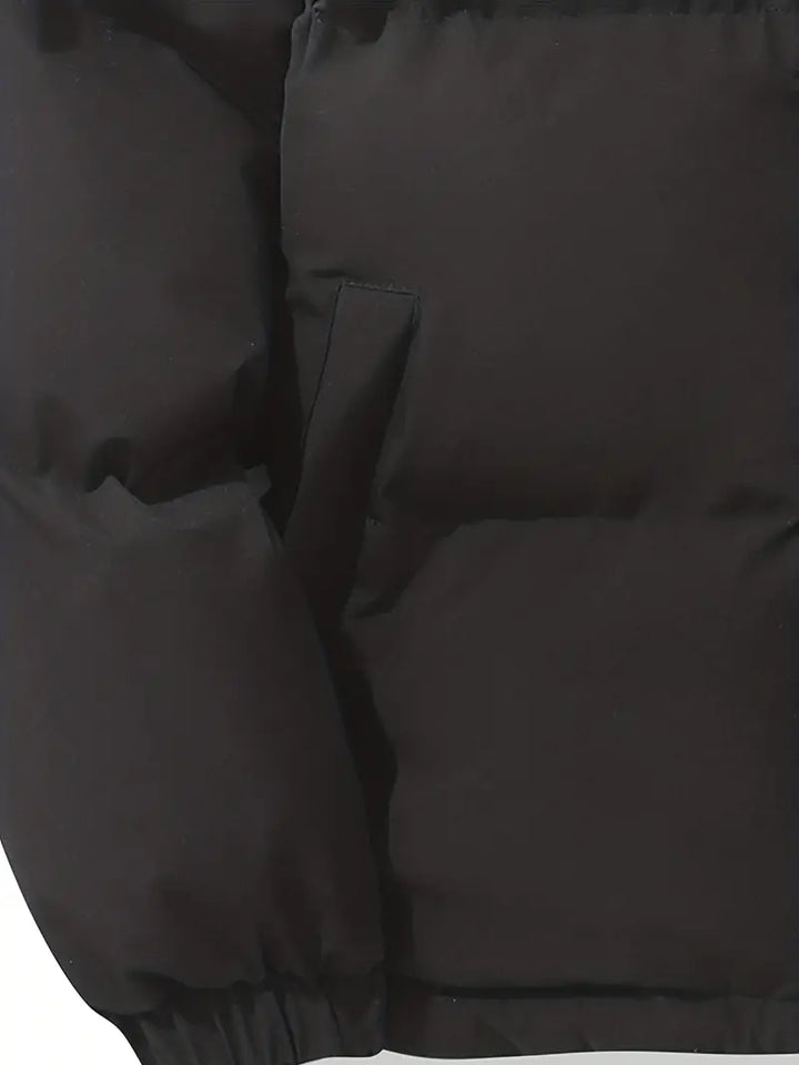Schwarze warme Kapuzenjacke, klassisches Design, isoliert, Wintermode, Herrenbekleidung.