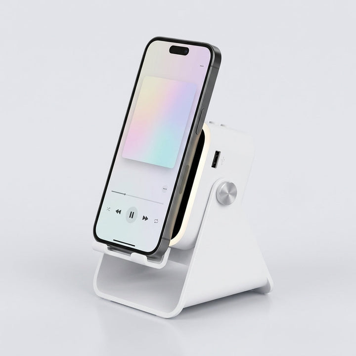 Fehér telefonállvány-hangszóró világos háttéren, telefonnal, melegfehér fénnyel, USB-porttal és fém forgatógombbal 8