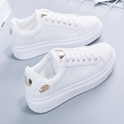 Trendi női sneaker műbőrből fémes részletekkel – Norell