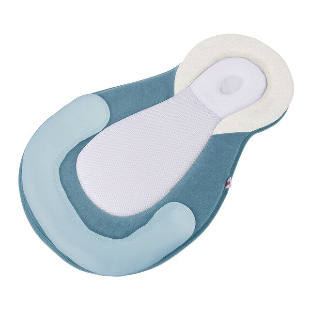 Ergonomikus, hordozható babaágy fejtámasszal a laposfejűség ellen – alvókokon