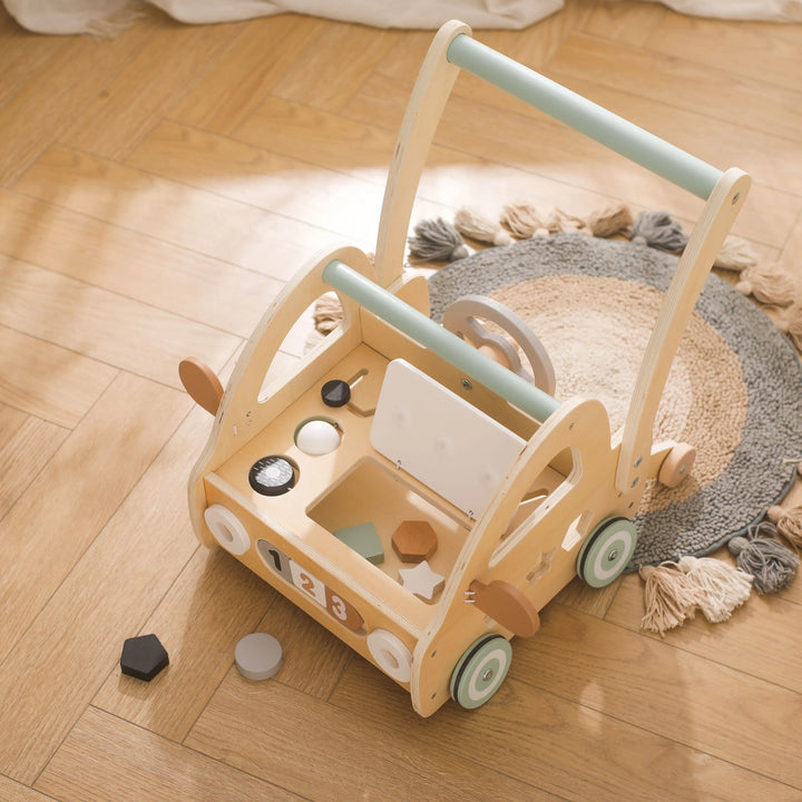 Fából készült tolókocsi Montessori-játékelemekkel és tükrökkel.