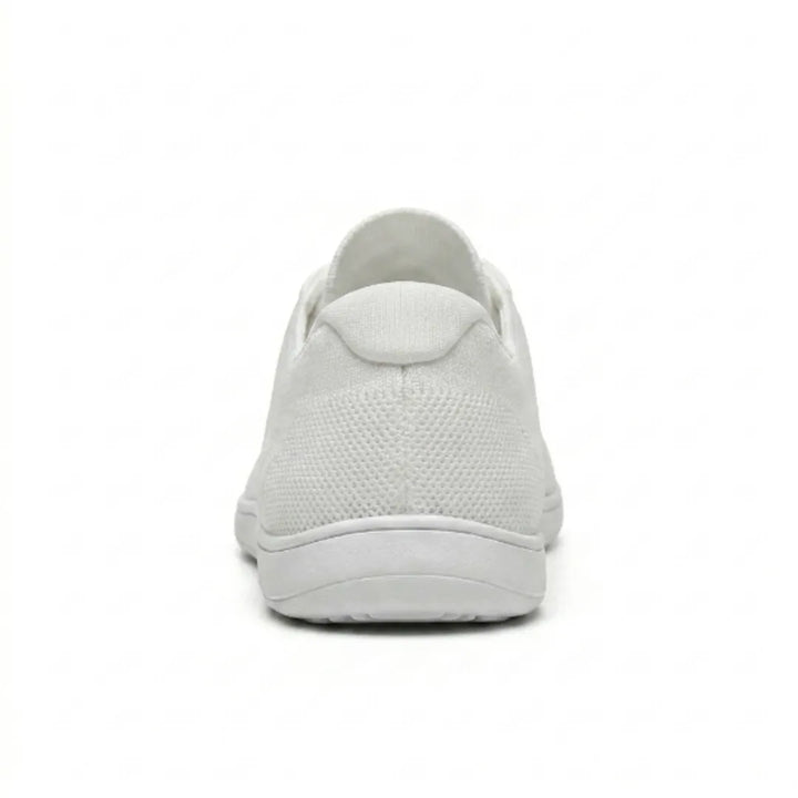 Fehér hálós cipő hátulról fényképezve, a sarokrész, a hálós textúra és a vastagabb fehér talp látható. 45