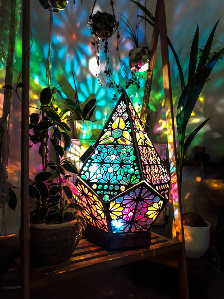 Üvegfestett Stílusú LED Asztali Lámpa - LumiAura