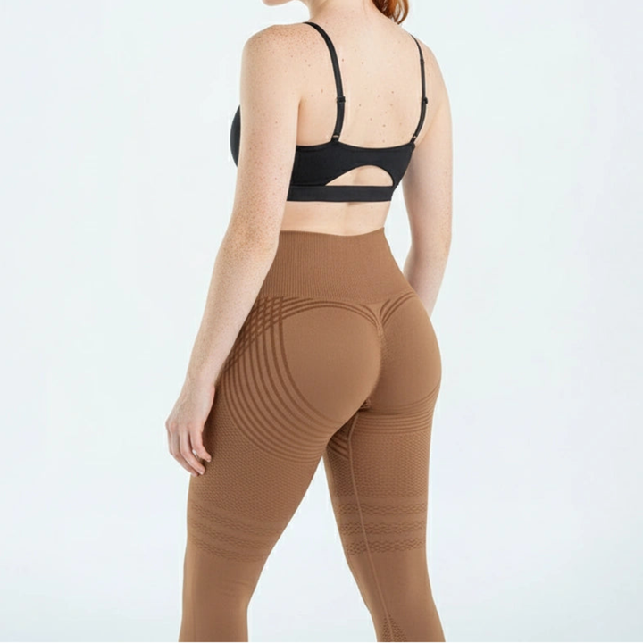 Barna leggings hátulról, a fenéket kiemelő ívelt csíkmintával és a combokon futó sávos szövéssel. 8
