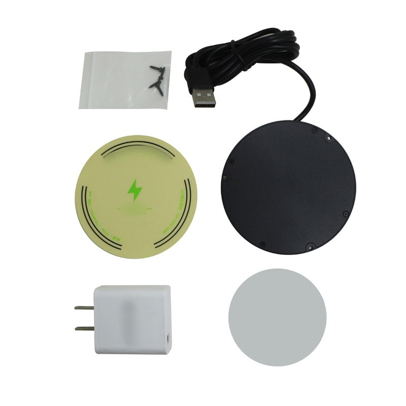 A csomag tartalma: töltőkorong USB-kábellel, csavarok, helyzetjelölő matrica, ragasztókorong és fehér hálózati adapter. 13