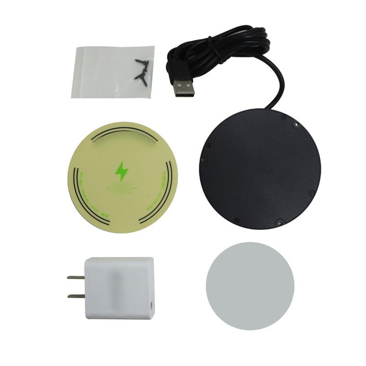A csomag tartalma: töltőkorong USB-kábellel, csavarok, helyzetjelölő matrica, ragasztókorong és fehér hálózati adapter. 13
