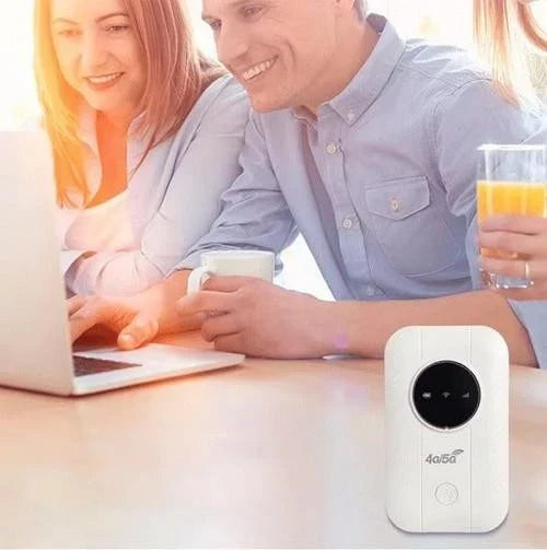 Mosolygó nő és férfi nézi a laptopot, előtérben a fehér zsebrouter 4