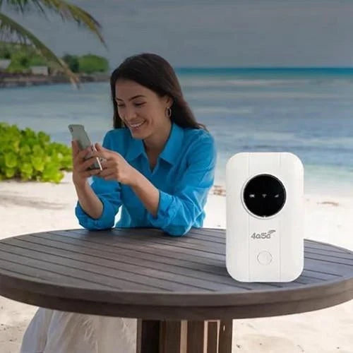 Mosolygó nő telefonozik egy tengerparti asztalnál, mellette a fehér hordozható router 6