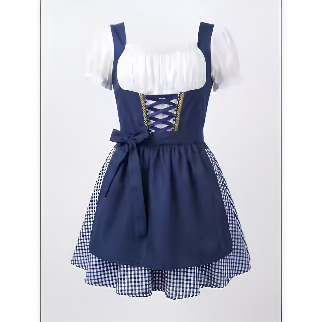 Sötétkék dirndl ruha elölnézetből, fehér puffos ujjakkal, fűzős dísszel, masnis köténnyel és kék-fehér kockás szoknyarésszel. 2