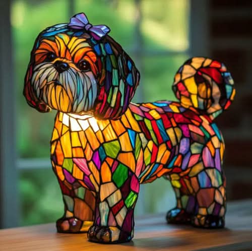 Masnis, hosszú szőrű kiskutya alakú mozaiklámpa ablak előtt egy asztalon, a testén tarka színes üvegdarabok világítanak. 23