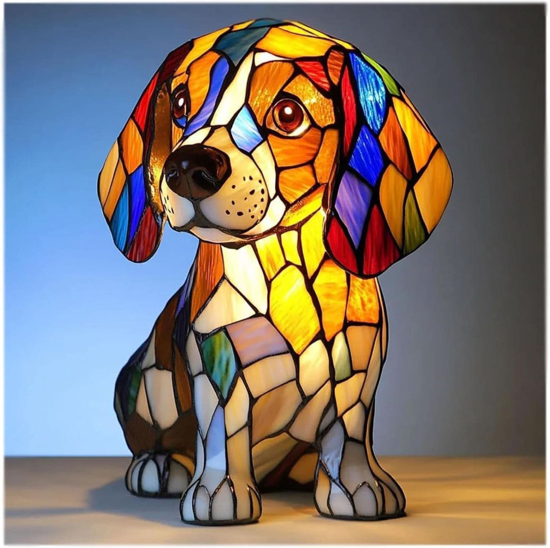 Ülő beagle formájú, színes üvegmozaik hatású lámpa, lelógó fülekkel, melegen izzó világítással, kék-szürke háttér előtt. 1