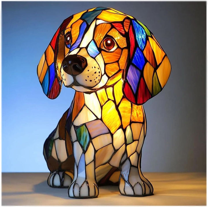 Ülő beagle formájú, színes üvegmozaik hatású lámpa, lelógó fülekkel, melegen izzó világítással, kék-szürke háttér előtt. 1