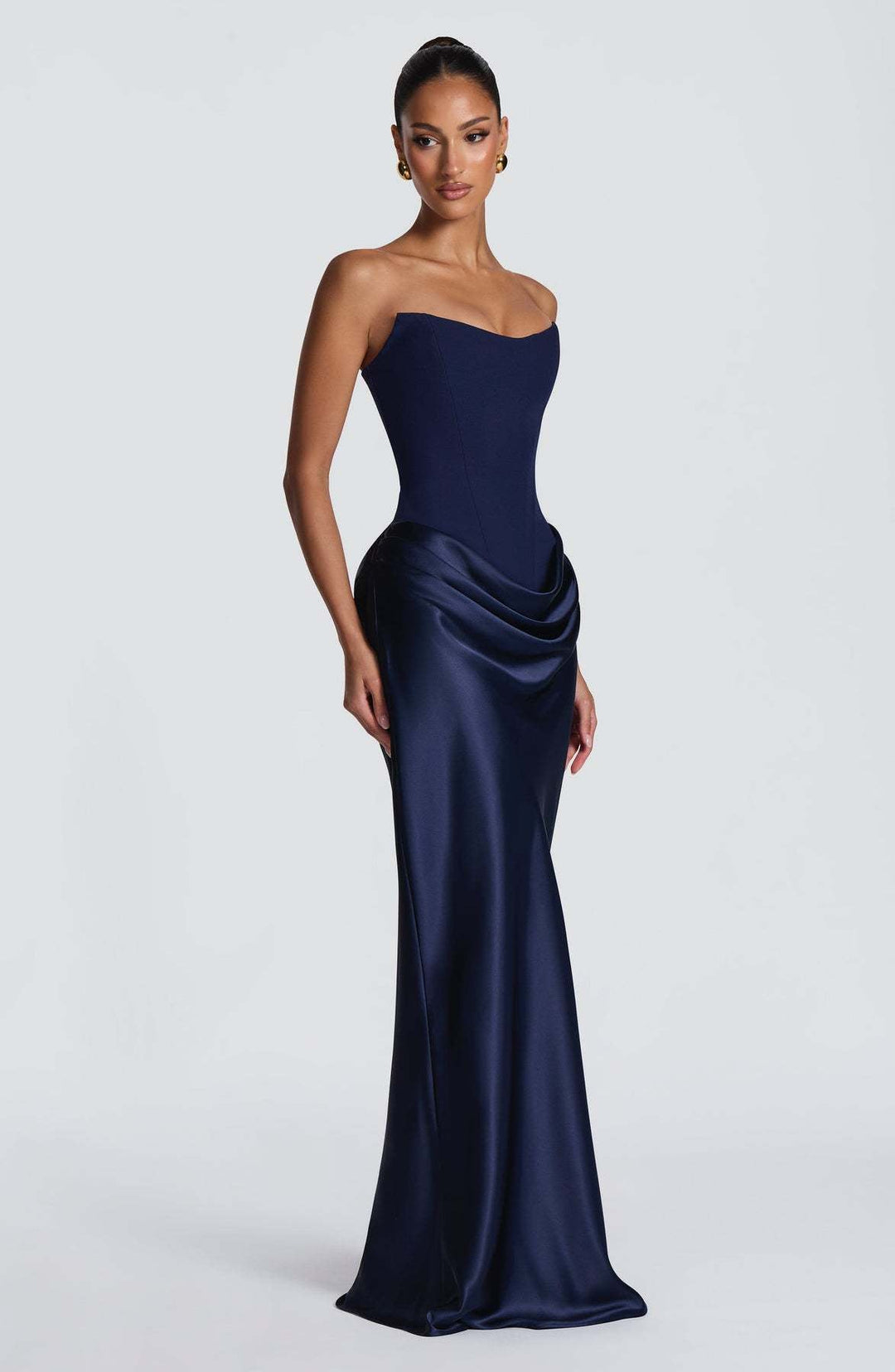 Sötétkék szatén ruha háromnegyedes oldalnézetből, jól látszik a csípőn drapírozott szatén 8