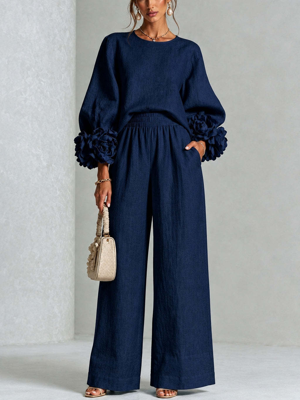 Sötétkék színváltozat elölről, virágdíszes puffos ujjakkal és bő szárú, magas derekú nadrággal 6