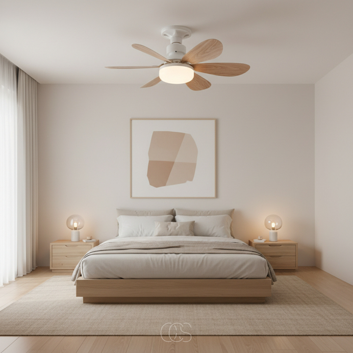 A ventilátor egy világos, letisztult hálószoba mennyezetén az ágy felett 3