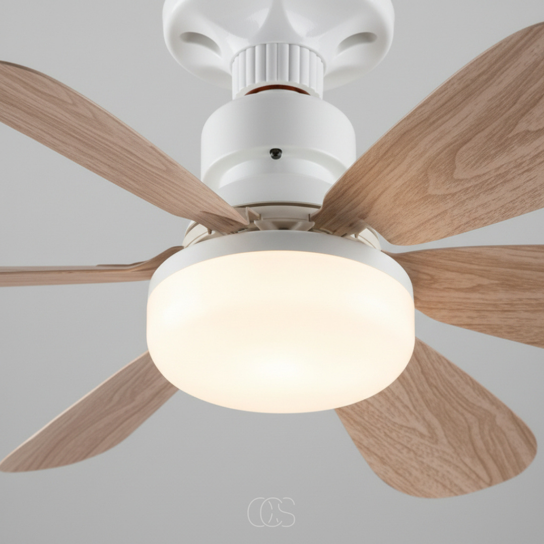 Közeli kép a ventilátor fehér házáról, meleg fényű lámpaburájáról és fa erezetű lapátjairól 2
