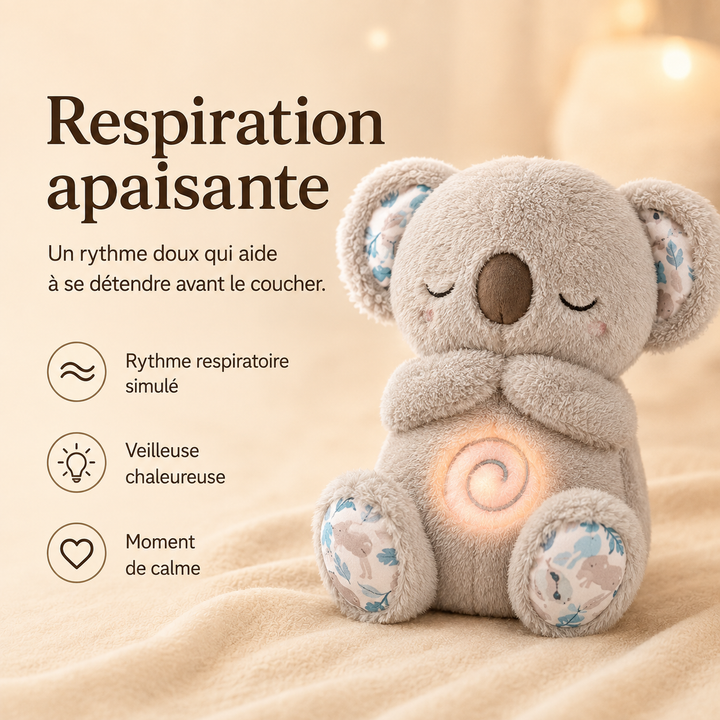 Alvó koala plüss virágmintás fülekkel és talpakkal, hasán világító spirállal, krémszínű takarón ülve. 8