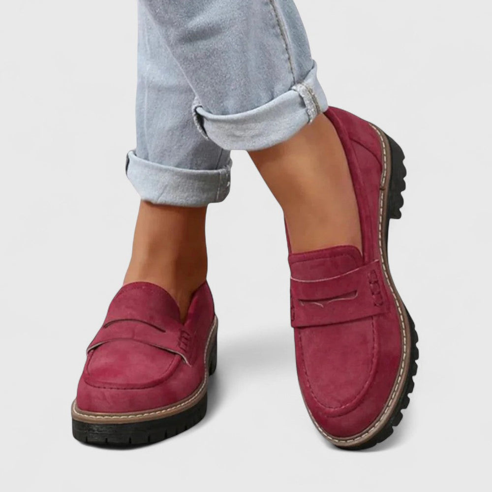 Bordó velúrhatású loafer feltűrt szárú világos farmerrel, elölnézetben viselve, vastag bordázott talppal 2