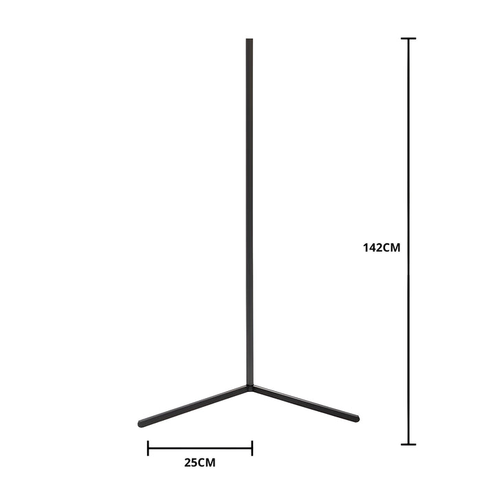 Fekete sarok állólámpa fehér háttéren, méretábrával: a magassága 142 cm, a lábai 25 cm hosszúak. 5