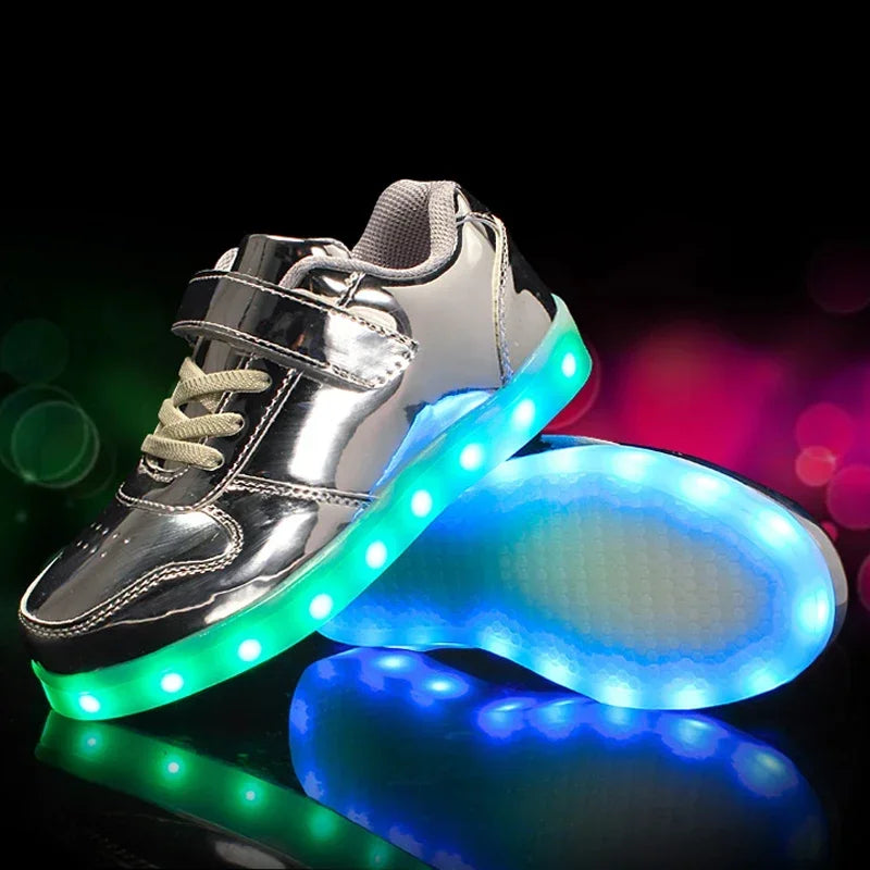 Gyerek LED-sneaker színváltó világítással járás közben
