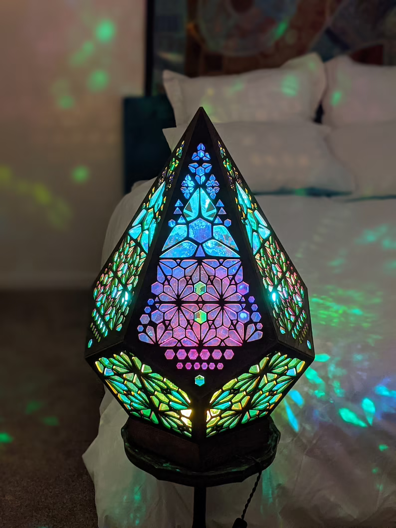 Üvegfestett Stílusú LED Asztali Lámpa - LumiAura