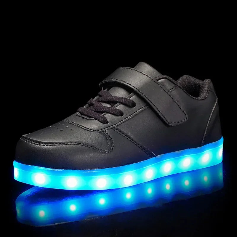 Gyerek LED-sneaker színváltó világítással járás közben