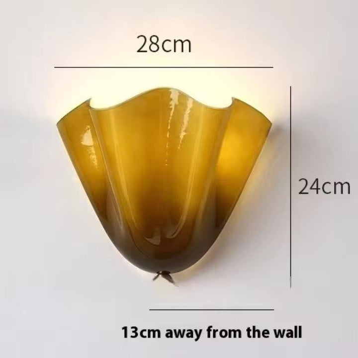 Borostyánsárga fali lámpa méretekkel jelölve: szélessége 28 cm, magassága 24 cm, falától 13 cm-re áll ki. 14