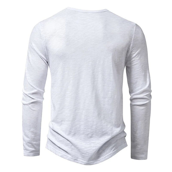 Fehér hosszú ujjú Henley ing hátulról, sima hátrésszel és íves aljszegéllyel. 11