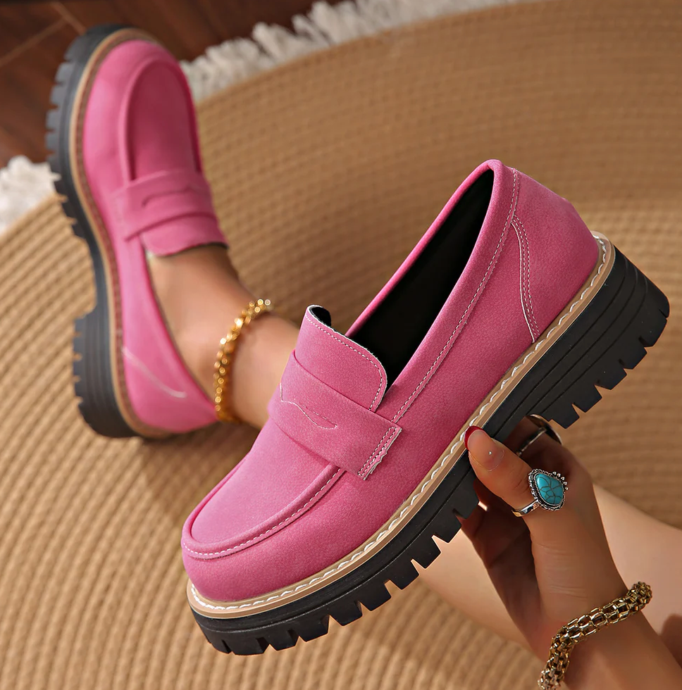 Pink velúrhatású loafer vastag bordázott talppal, egy kéz felfelé tartja, a beszegett varrás és a belső rész látszik. 18