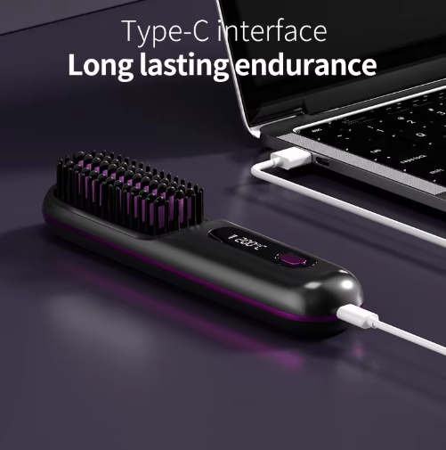 A fekete kefe töltés közben, USB-C kábellel egy laptophoz csatlakoztatva. 6