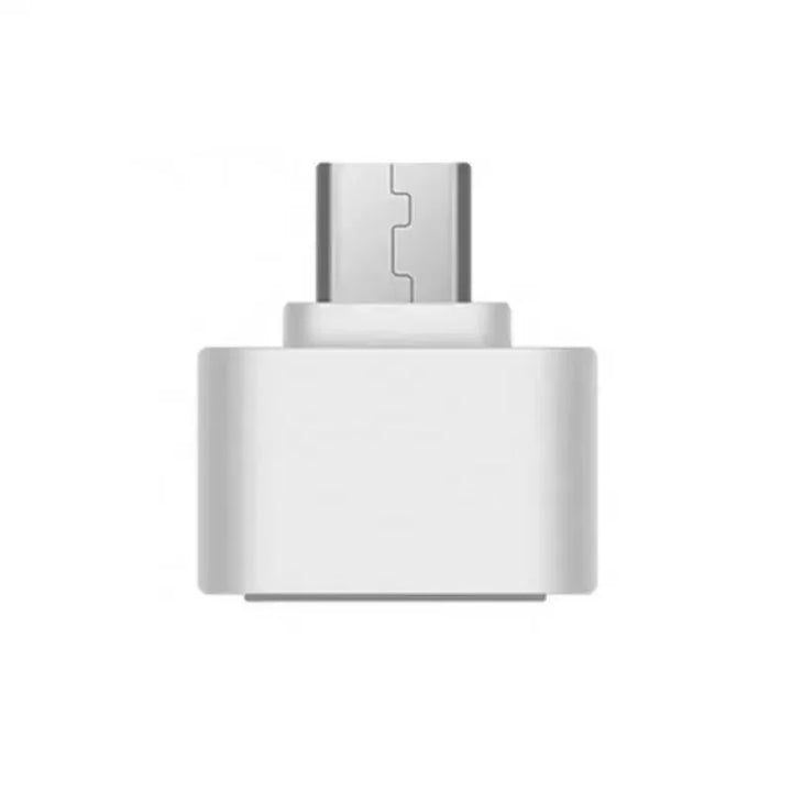 Kicsi fehér átalakító adapter fehér háttér előtt, egyik végén micro USB dugóval 7