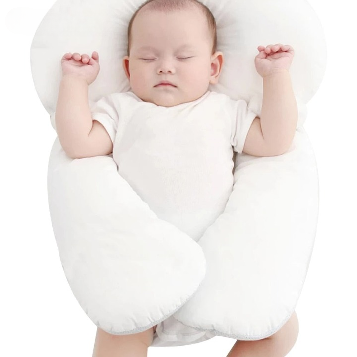 Ergonomikus, pamutból készült babapárna a biztonságos és kényelmes alváshoz.