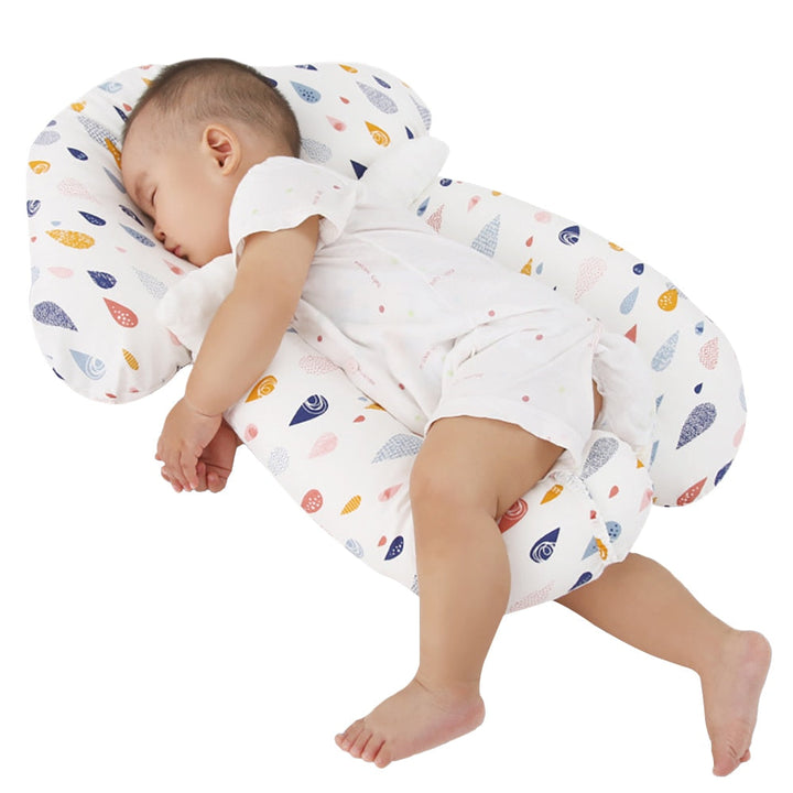 Ergonomikus, pamutból készült babapárna a biztonságos és kényelmes alváshoz.