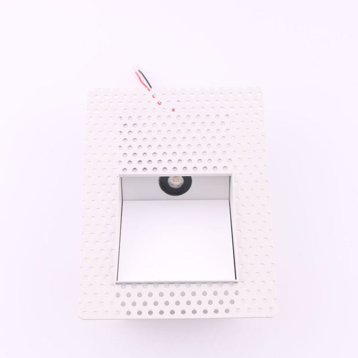 Lámpatest felülnézetből, a fényablak tetején látható LED-lapkával és a kivezetett vezetékekkel 12