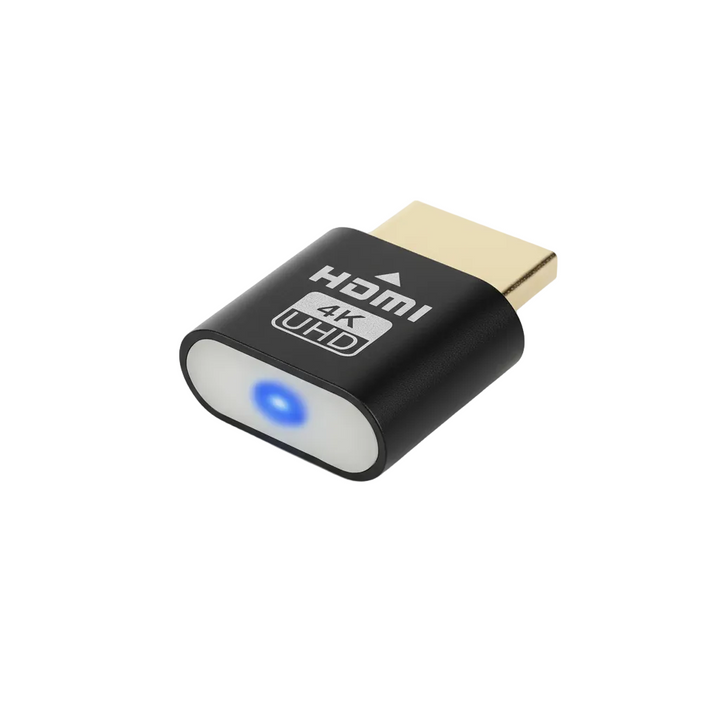 Fekete fémházas HDMI-dugó aranyozott csatlakozóval, a végén világító kék LED-del, fehér háttér előtt, ferde szögből. 1