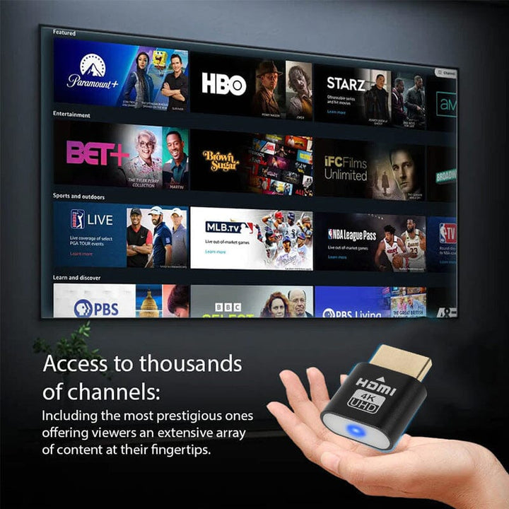 Tévéképernyőn streaming csatornák kínálata, előtte egy kéz tenyerén tartja a kicsi fekete HDMI-eszközt. 5