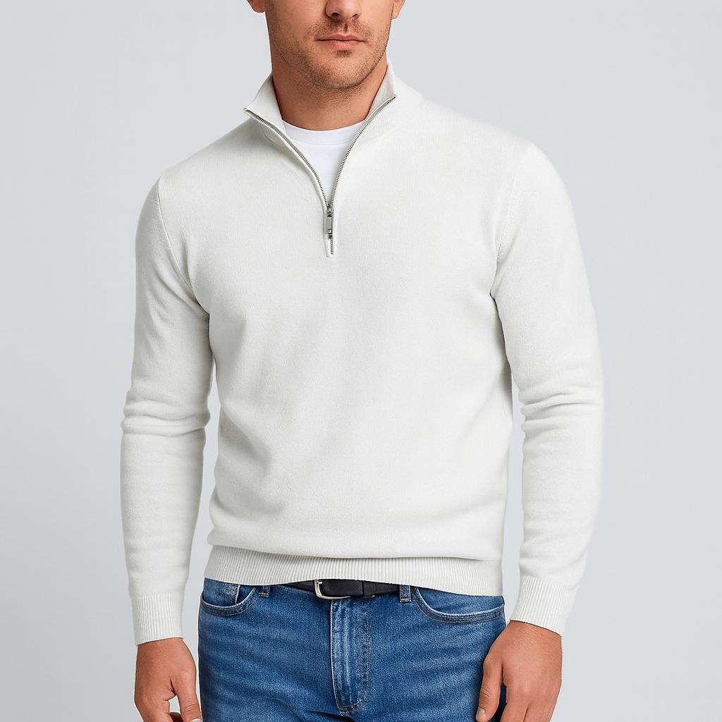 Törtfehér, cipzáras állógalléros pulóver elölről, övvel és farmerrel, fehér póló felett 2