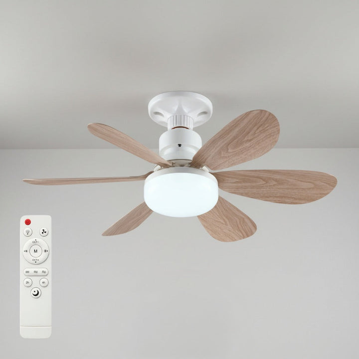 Fehér mennyezeti ventilátor fa hatású lapátokkal és világító lámpával, mellette a fehér távirányító 1