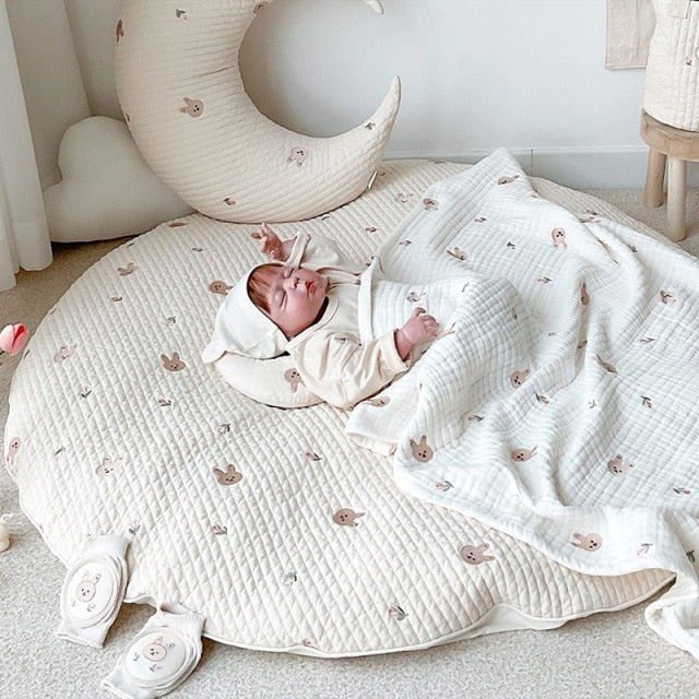 Párnázott babakúszószőnyeg pamutból, állatos hímzéssel – 80 cm