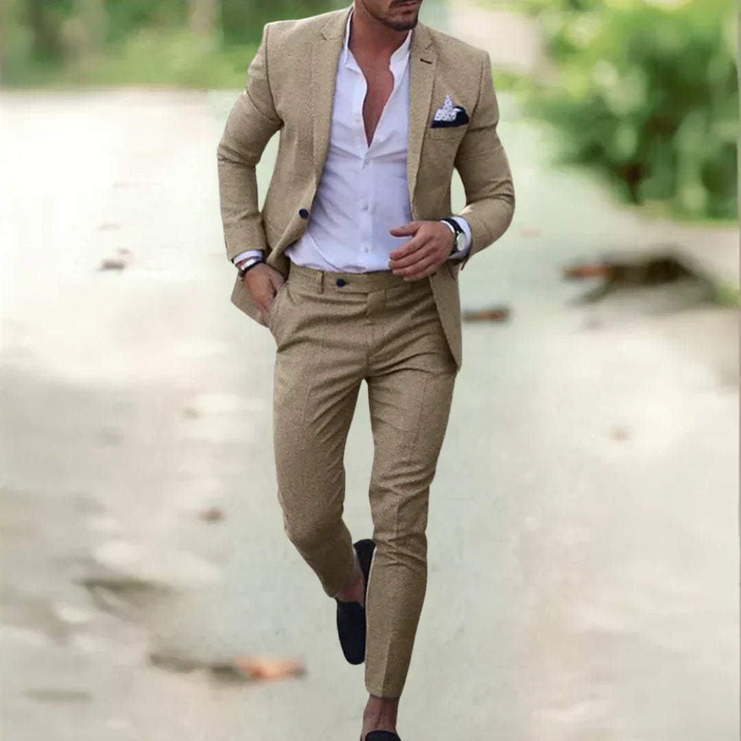 Mann im beigen Anzug, weißes Hemd, schwarze Schuhe, stilvolle Herrenmode, eleganter Look.