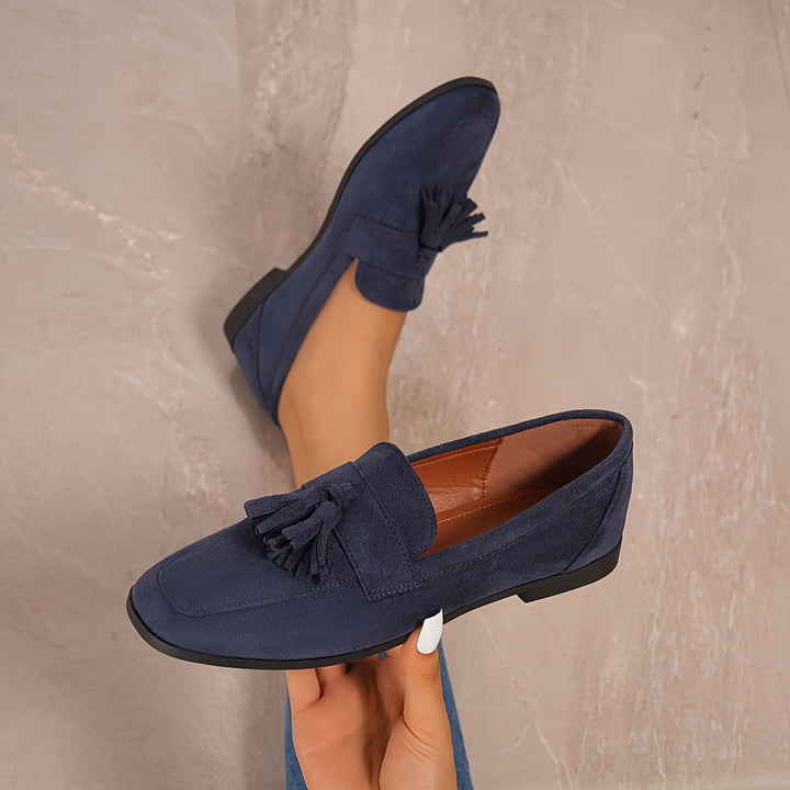 Zöld bojtos mokaszin közeli képen, a bojt és az elülső varrás részletei látszanak 17