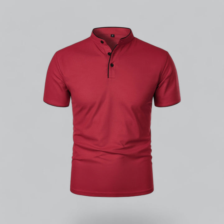 Piros póló elölnézetben, állógallérral, három fekete gombbal és fekete szegéllyel 9